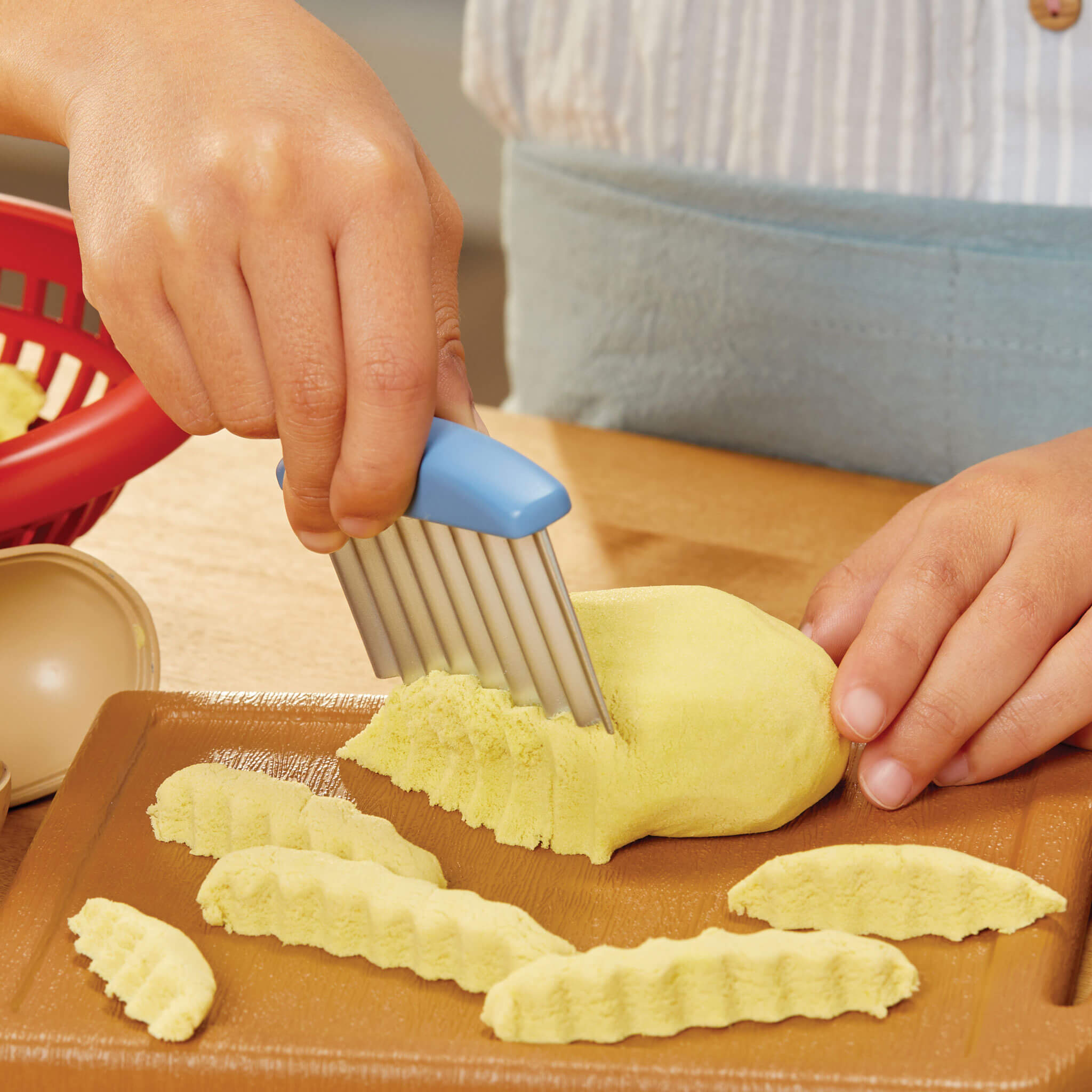 Creative Chefs™ Cheeseburger and Fries Kit - Recipe-Guided Cheeseburger Playset with Utensils for Backyard Barbecue and Restaurant Role Play