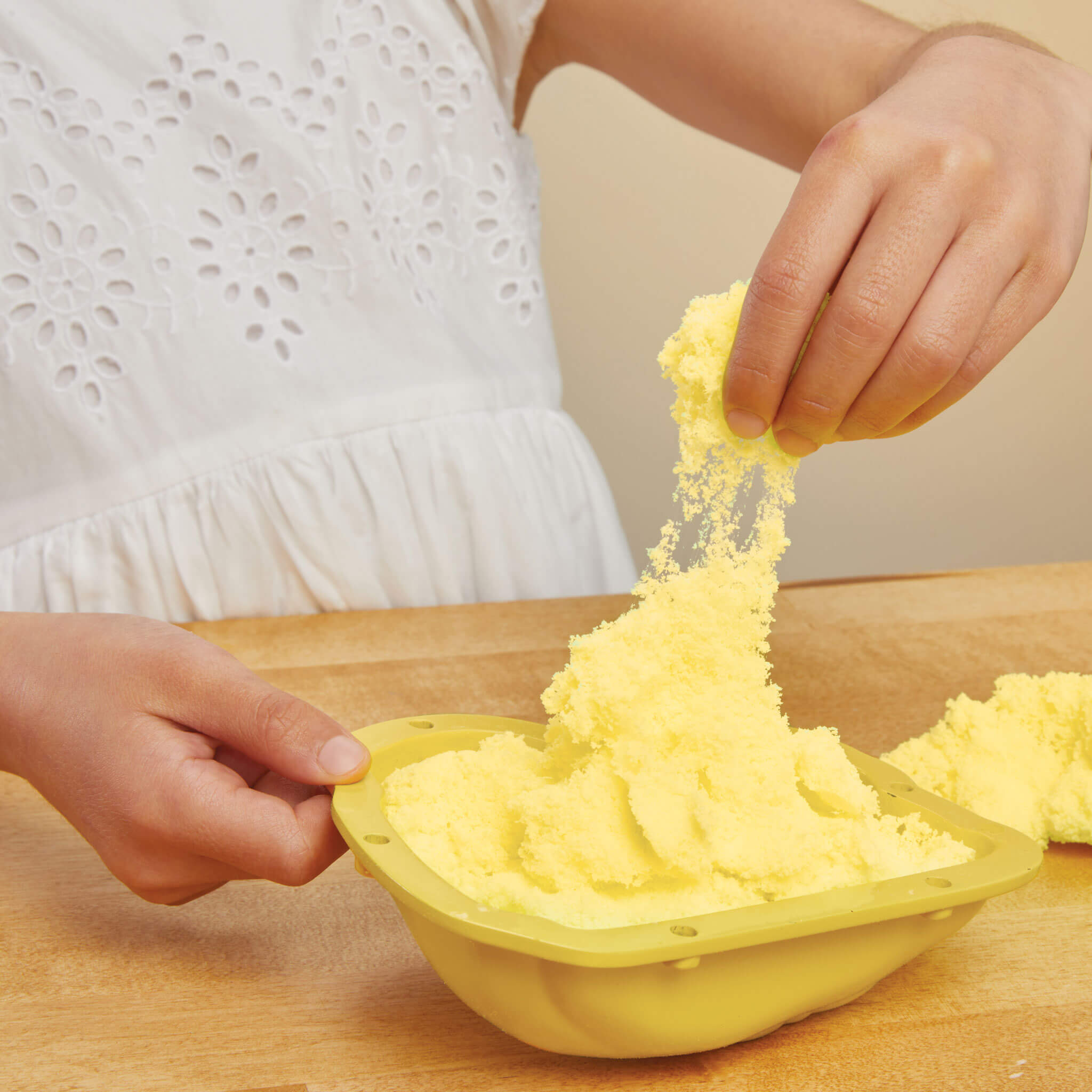 Creative Chefs™ Bluey - Duck Cake Kit - Bluey Duck Cake Set with Reusable Make-It Mix for Creative Dessert Role Play