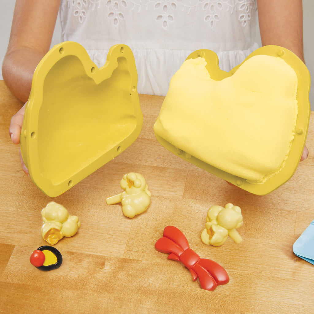 Creative Chefs™ Bluey - Duck Cake Kit - Bluey Duck Cake Set with Reusable Make-It Mix for Creative Dessert Role Play