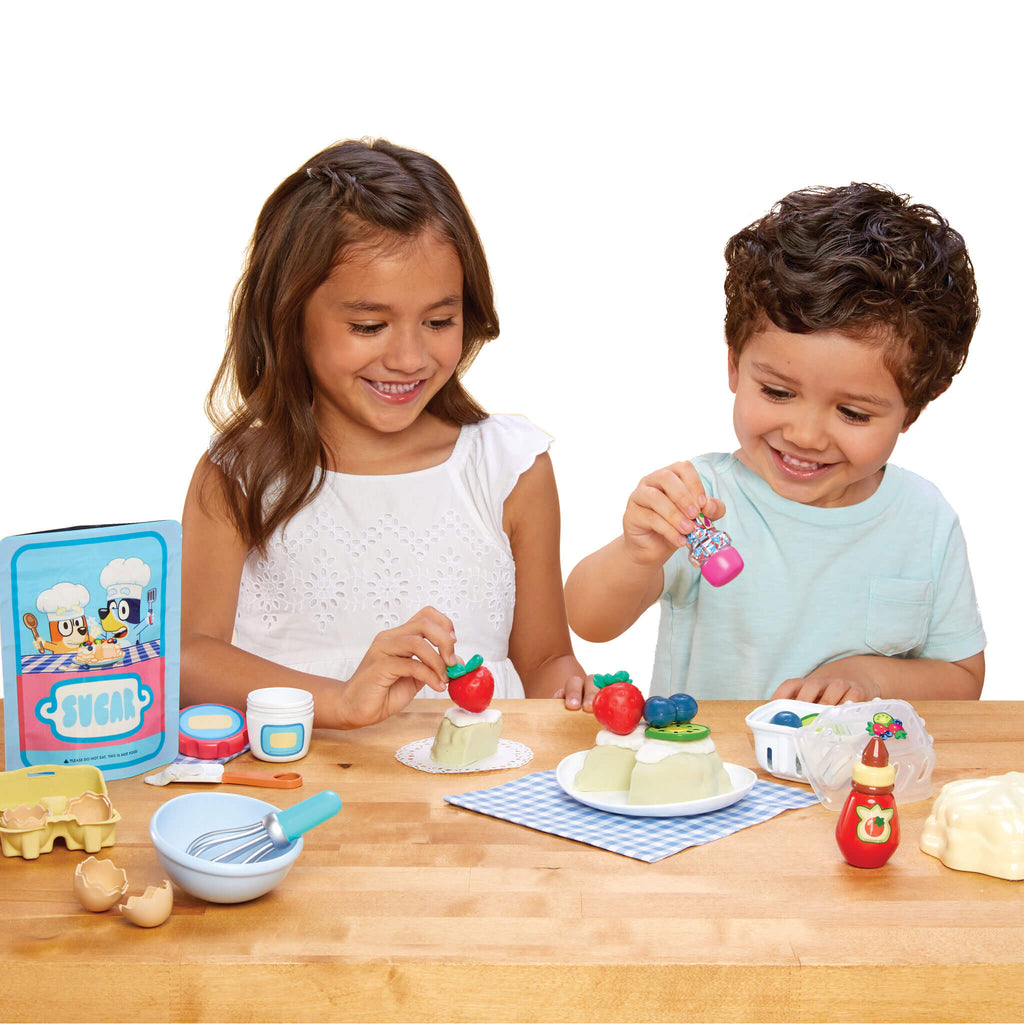 Creative Chefs™ Bluey - Pavlova Kit - Bluey Pavlova Playset with Food and Utensils for Imaginative Baking and Group Play