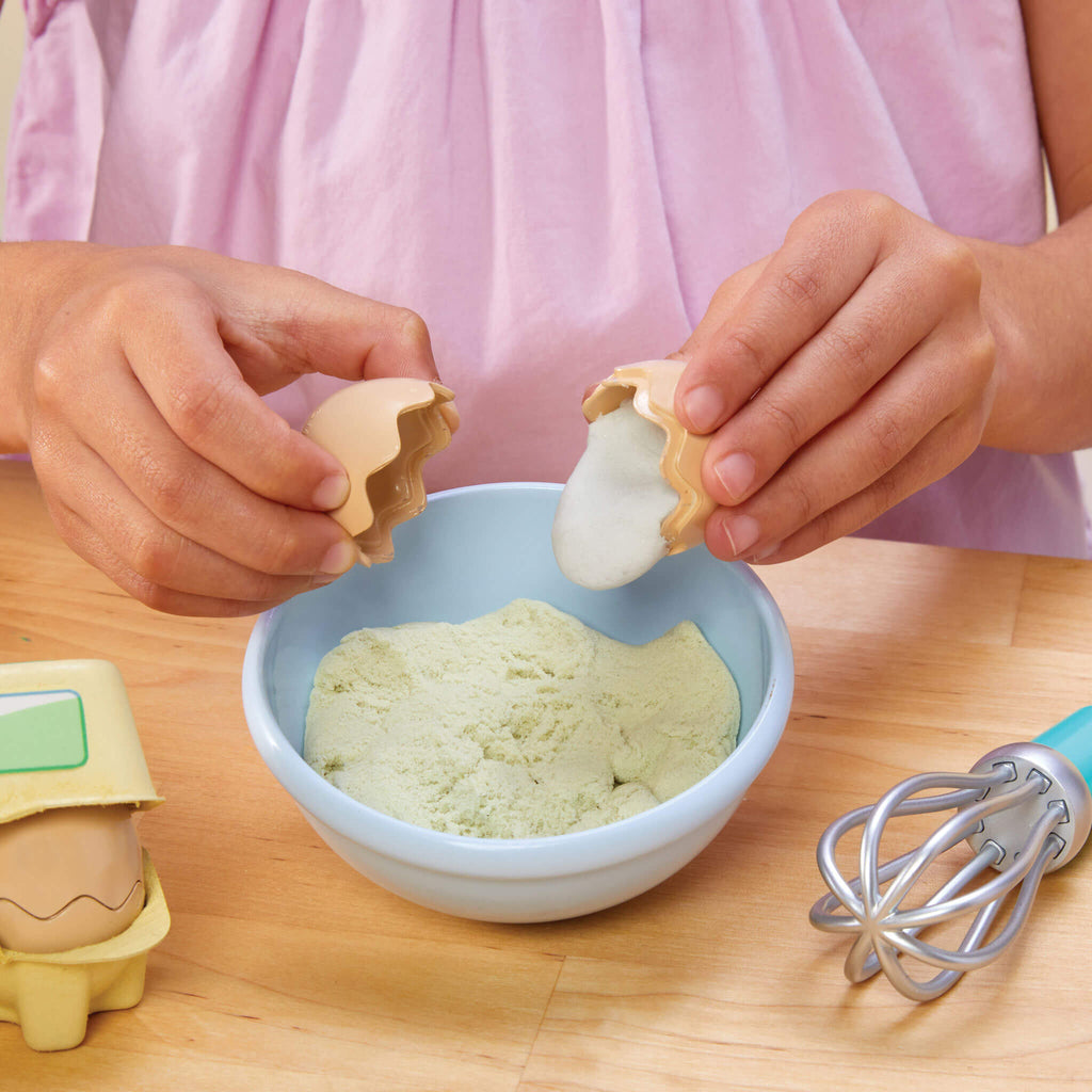 Creative Chefs™ Bluey - Pavlova Kit - Bluey Pavlova Playset with Food and Utensils for Imaginative Baking and Group Play