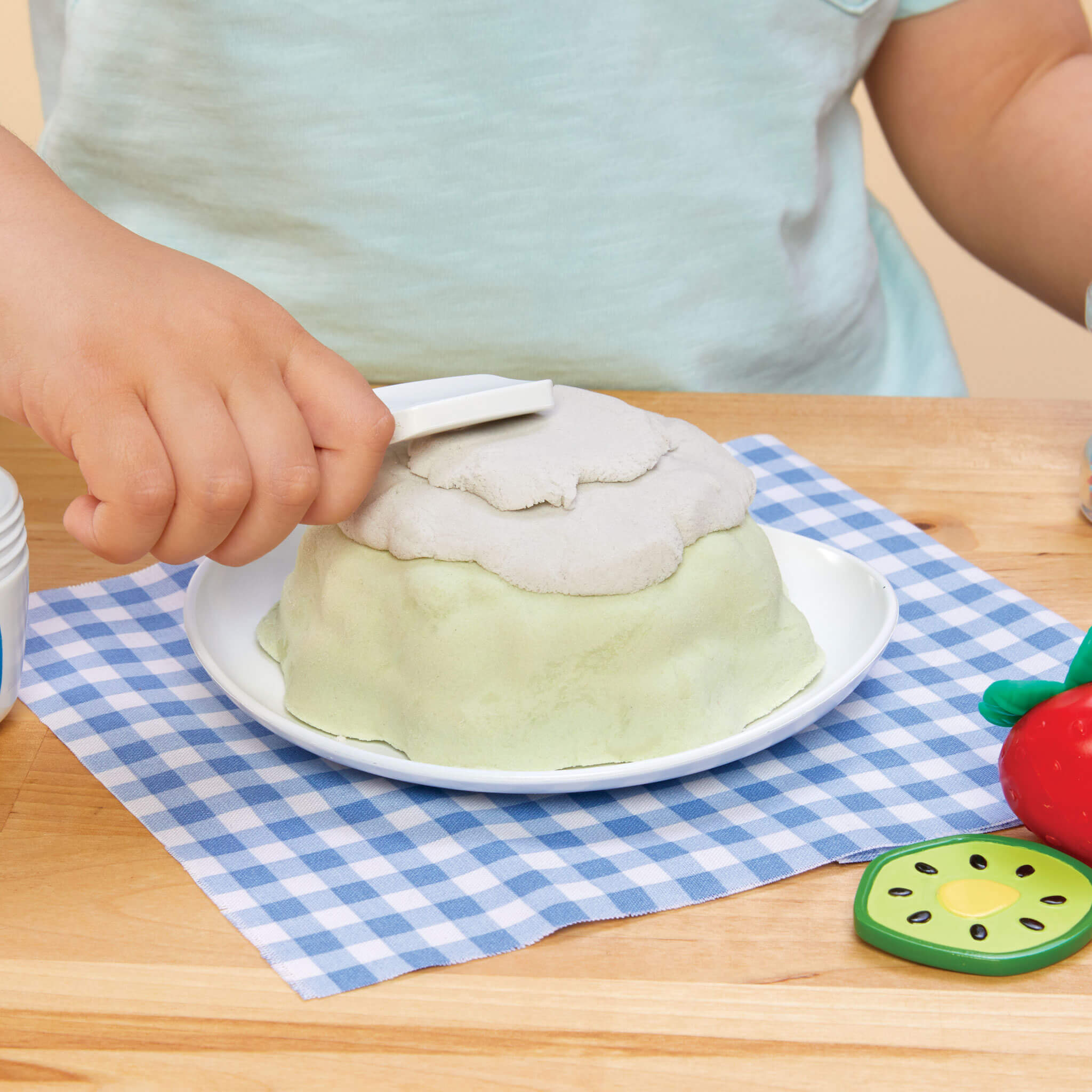 Creative Chefs™ Bluey - Pavlova Kit - Bluey Pavlova Playset with Food and Utensils for Imaginative Baking and Group Play
