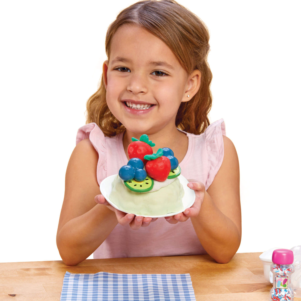 Creative Chefs™ Bluey - Pavlova Kit - Bluey Pavlova Playset with Food and Utensils for Imaginative Baking and Group Play