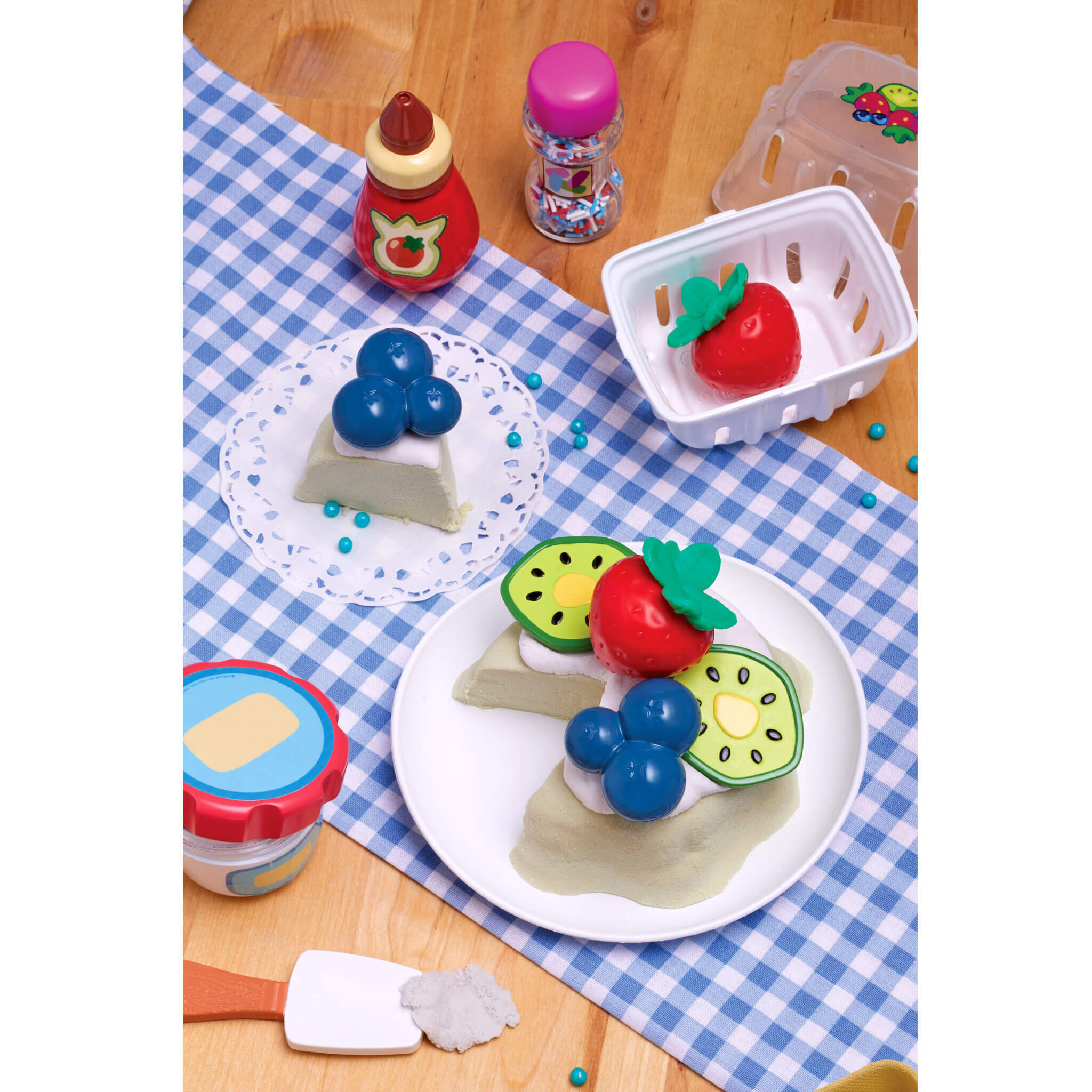 Creative Chefs™ Bluey - Pavlova Kit - Bluey Pavlova Playset with Food and Utensils for Imaginative Baking and Group Play